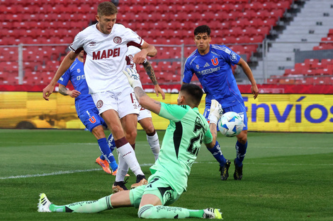 Castillo enfrenta al arquero Castellón (Fuente: Fotobaires)