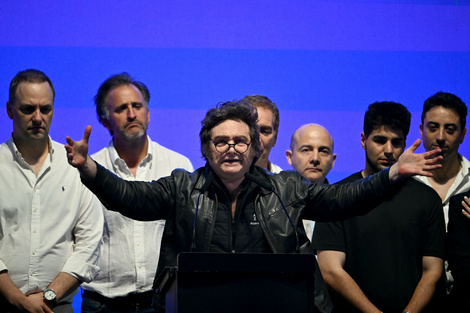 Milei rodeado de candidatos y parte de su gabinete.