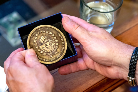La medalla del Tricentenario llegó al Papa, (Fuente: Gentileza)