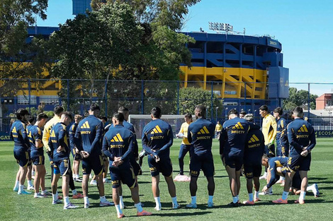 Claudio Ubeda da la charla técnica durante un entrenamiento xeneize