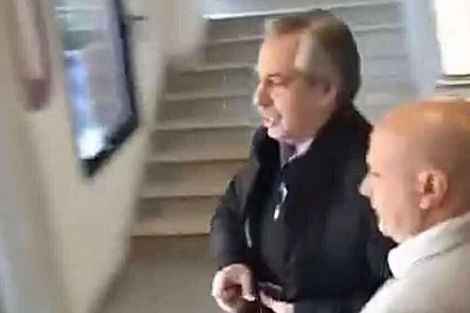 Alberto Fernández votó con custodia y se fue a las apuradas