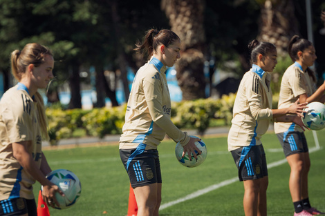 La capitana Aldana Cometti viene de marcar un gol en el debut.