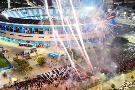 Racing tuvo banderazo y una conmovedora despedida de sus hinchas