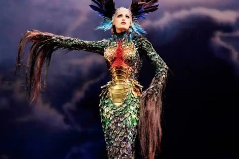 El vestido realizado por Mugler requirió dos años de trabajo y 30 co-creadores. (Fuente: Archivo)