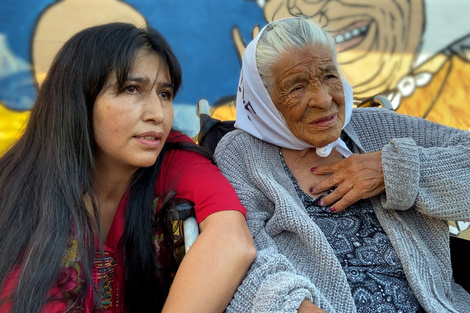 Una madre de Plaza de Mayo y su nieta, de la ciudad de Santa Fe.