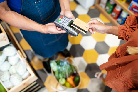 Hay más hogares que tarjetean consumos básicos.