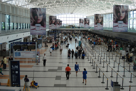 Los dólares siguen de viaje