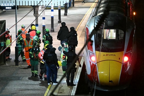 Horror en un tren a Londres: dos hombres atacaron a cuchilladas a 10 pasajeros