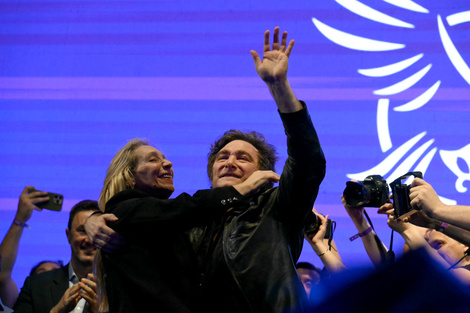 Los hermanos Milei, festejando el triunfo electoral del gobierno. (Fuente: AFP)
