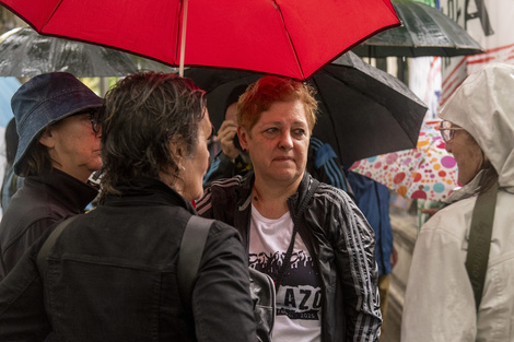 Claudia, la hija del líder metalúrgico Alberto Piccinini, en la puerta de Tribunales Federales junto a otros manifestantes.