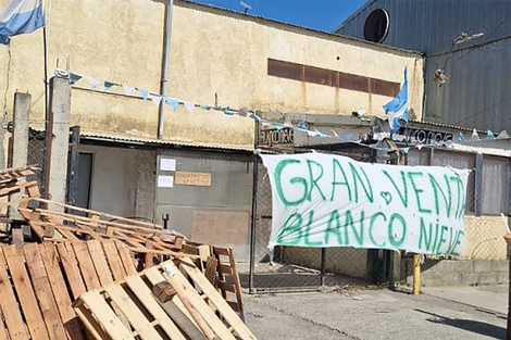 Cerró la empresa y las trabajadoras reclaman que les paguen: "Les sacaron el plato de comida a nuestros hiijos"