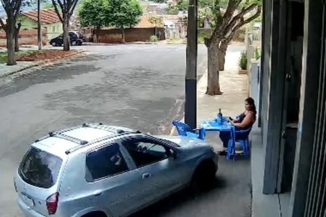 Brutal intento de femicidio en Brasil: su expareja la atropelló con el auto