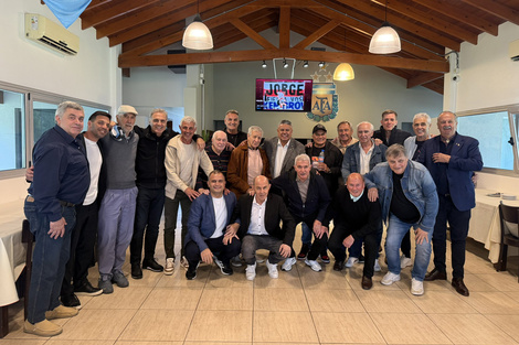 Tapia junto a los campeones del mundo de 1978 y 1986.