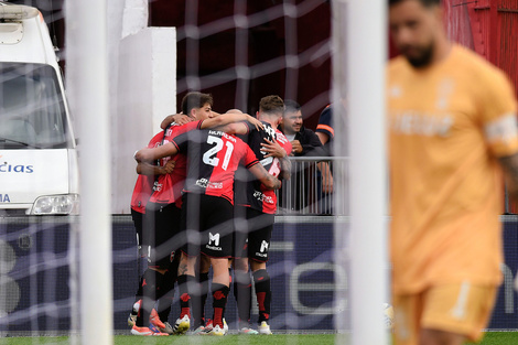Newell´s ya convirtió y empieza a palpitar el triunfo en Parque Patricios. (Fuente: Fotobaires)