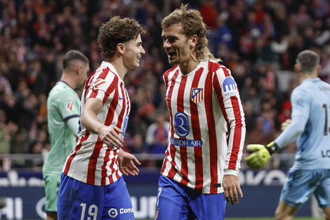 Julián Alvarez y Griezmann celebran el éxito del Aleti (Fuente: EFE)