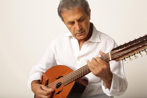 George Dalaras interpreta diversos instrumentos tradicionales.  (Fuente: Gentileza)