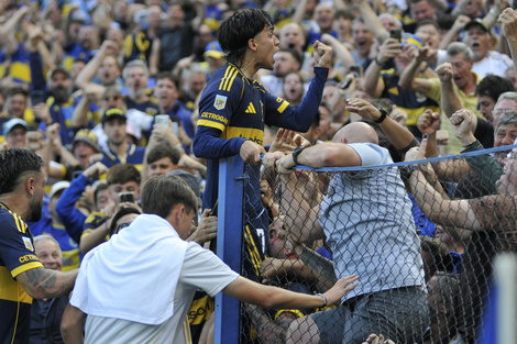 Zeballos festeja su gol, el primero de Boca, junto a los hinchas (Fuente: Julio Mancini)