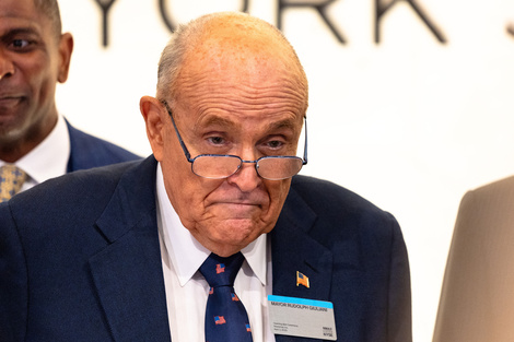 Trump indultó a Giuliani y a 76 aliados que intentaron instalar el relato del fraude