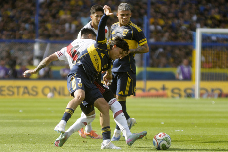 Zeballos se escapa de la marca de Portillo, como en la jugada del segundo gol