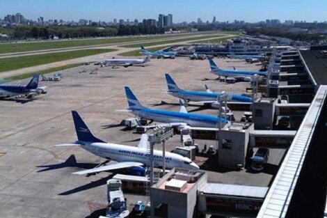 Luego de tres casos confirmados de coronavirus, trabajadores aeronáuticos piden testeos masivos