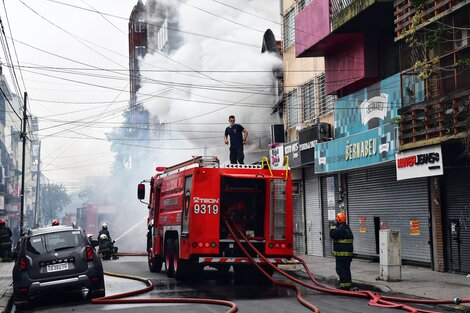 Video: dramático incendio en una galería de Floresta