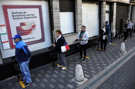 Este lunes reabrieron los bancos en medio de la cuarentena obligatoria