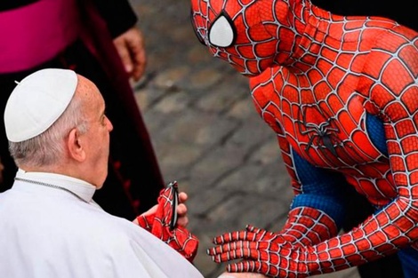 Dos potencias se saludan: la curiosa reunión del Papa Francisco con el Hombre Araña