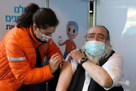 Israel aplicará una tercera dosis de la vacuna contra el coronavirus a mayores de 60