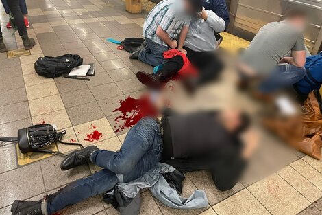 Tiroteo y pánico en el subte de Nueva York: al menos 13 heridos y explosivos en Brooklyn