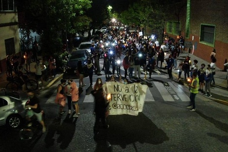 La Cooperadora del Álvarez Thomas realizó una "Marcha de las antorchas" en protesta por su intervención