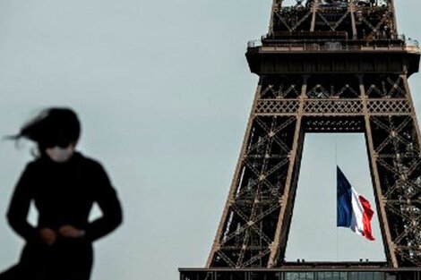 Francia extendió por cuatro semanas el confinamiento estricto