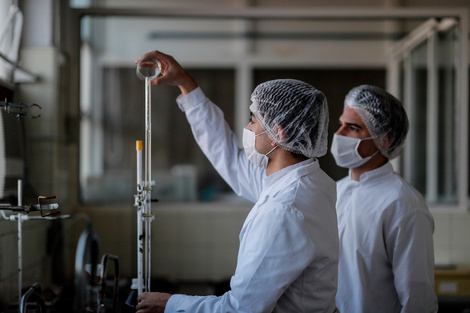 La historia de Farmacoop, el laboratorio recuperado que desarrolló el primer test argentino para detectar anticuerpos de coronavirus