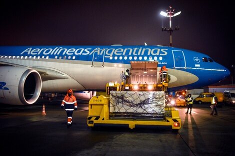 Más vacunas: partió desde Moscú un avión de Aerolíneas Argentinas que trae al país dosis de Sputnik V