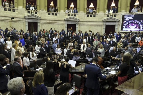 "Por echar al FMI", lenguaje inclusivo y críticas al Gobierno: así fue la jura de los nuevos diputados