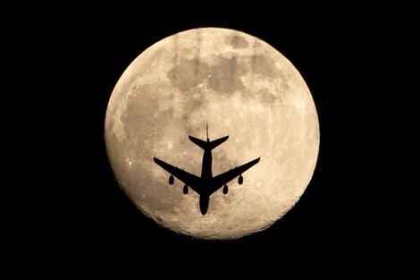 Las mejores fotos de "Superluna Rosa", el fenómeno que cautivó al mundo