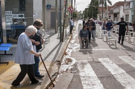 A pesar de las filas en los comercios, la gente acompaña las medidas preventivas