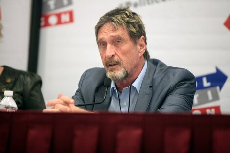 Quién era John McAfee, el excéntrico y paranoico millonario que murió esta semana