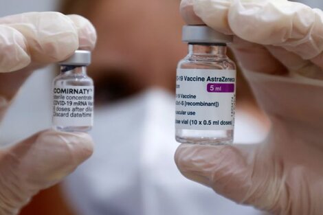 Escándalo: acusan a Pfizer de desprestigiar la vacuna anticovid de AstraZeneca