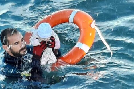 Un bebé rescatado en el mar, la imagen que define la crisis migratoria en Ceuta