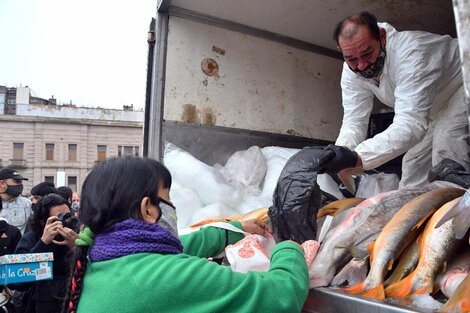 Pescadazo a precios populares en la plaza del Congreso