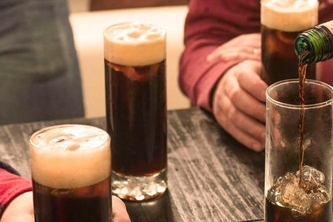 Mendoza: comerciantes denunciaron que les vendieron fernet rebajado con tinta y agua