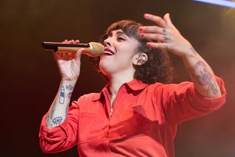 Viña del Mar: Mon Laferte brindó un show cargado de activismo