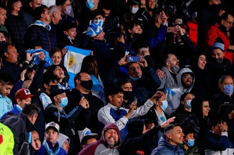 Un infectólogo pidió restringir el aforo en eventos masivos: "No podemos tener estadios llenos de gente escupiéndose"