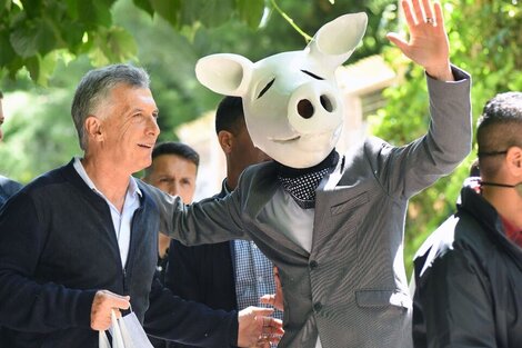 Quién es el "Chancho Blanco", el curioso personaje que se sacó una foto con Mauricio Macri