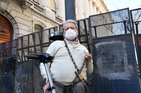 Personas con discapacidad se encadenaron en la Legislatura en rechazo a una polémica medida de la Ciudad