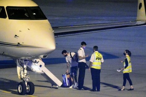 Tras un hisopado negativo, Lionel Messi tomó un vuelo privado junto a su familia para volver a Francia