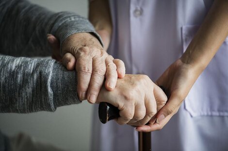 Oficializan una declaración jurada para poder ir a cuidar adultos mayores en cuarentena