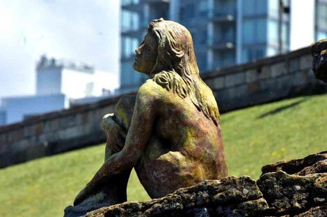 Mar del Plata: buscan al autor de una misteriosa escultura anónima que apareció en Playa Chica