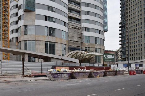 Vecinos de Parque Chacabuco reclaman contra la construcción de dos torres en una zona de casas bajas