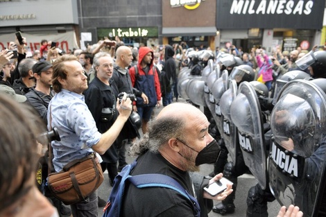 La Policía de la Ciudad reprimió una protesta frente al INCAA